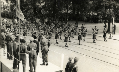 600834 Afbeelding van het bordes op het Vredenburg te Utrecht met de hoogwaardigheidsbekleders generaal H.D.G. Crerar ...